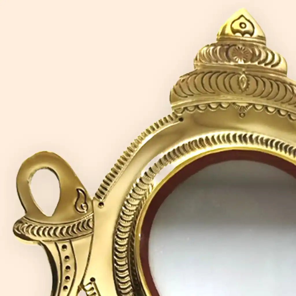 Aranmula Kannadi Shankh (Conch Shell) Shaped with Peedam - Culturati