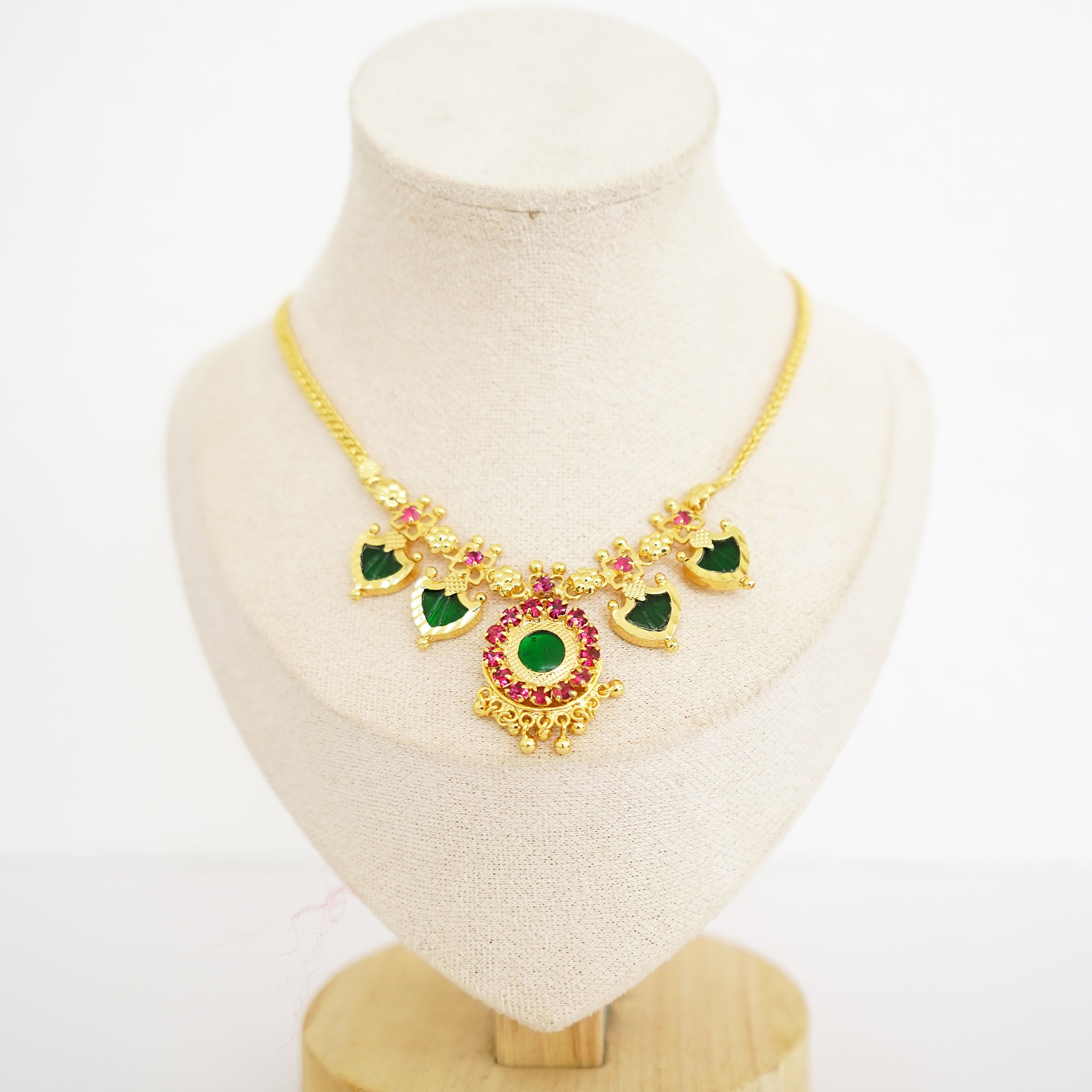 Varnam Onam Mini Gift Set - Palakka Necklace, Naazhi and Vennaikudam