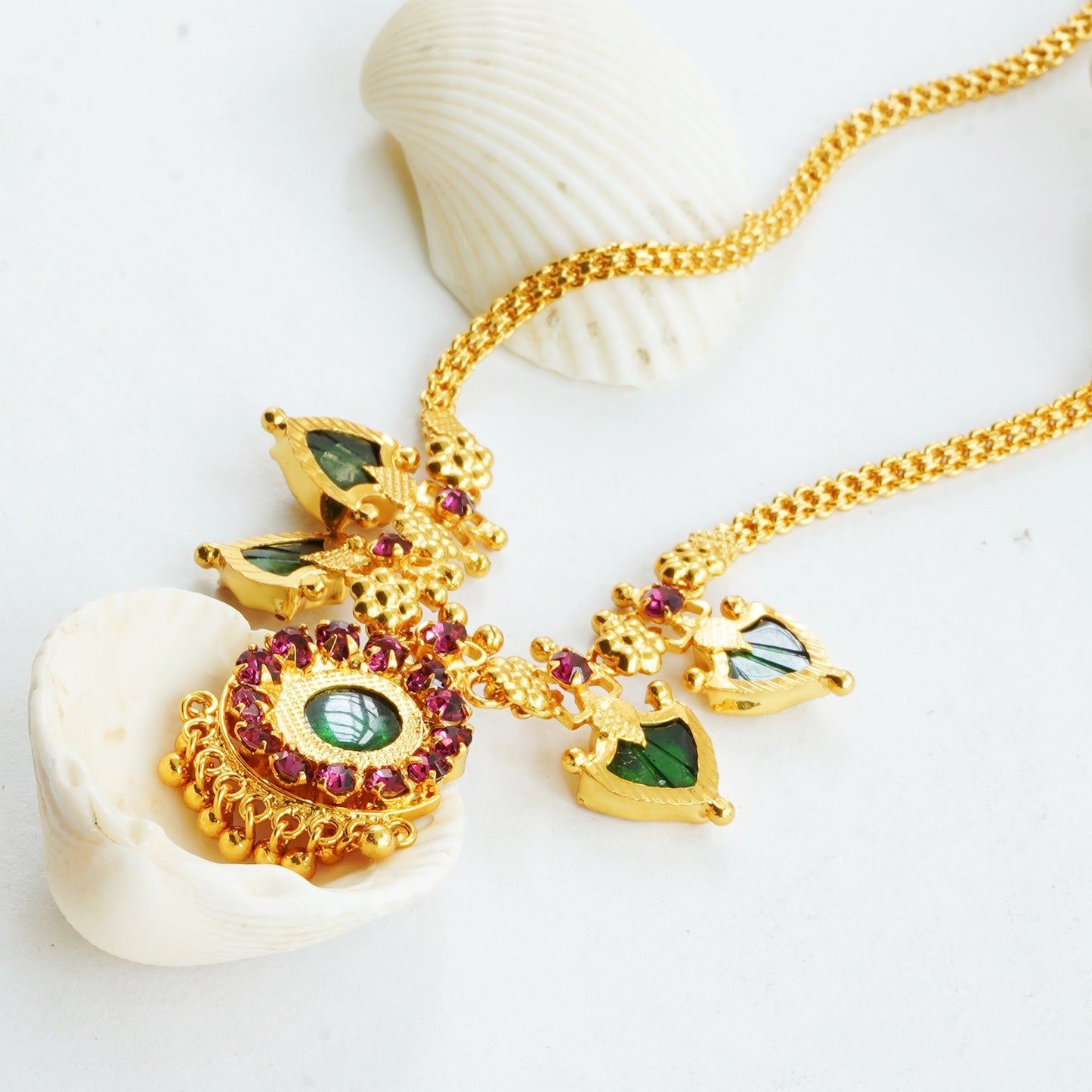 Palakka Necklace Circular-shaped Pendant with mini leaf shaped pendants