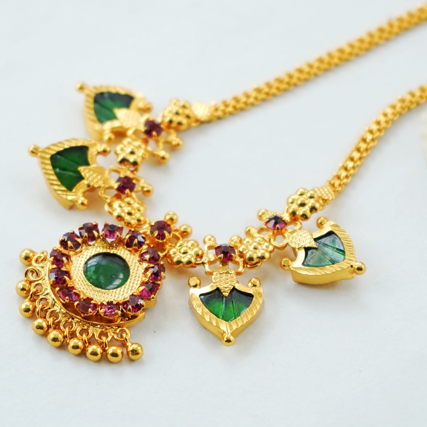 Palakka Necklace Circular-shaped Pendant with mini leaf shaped pendants