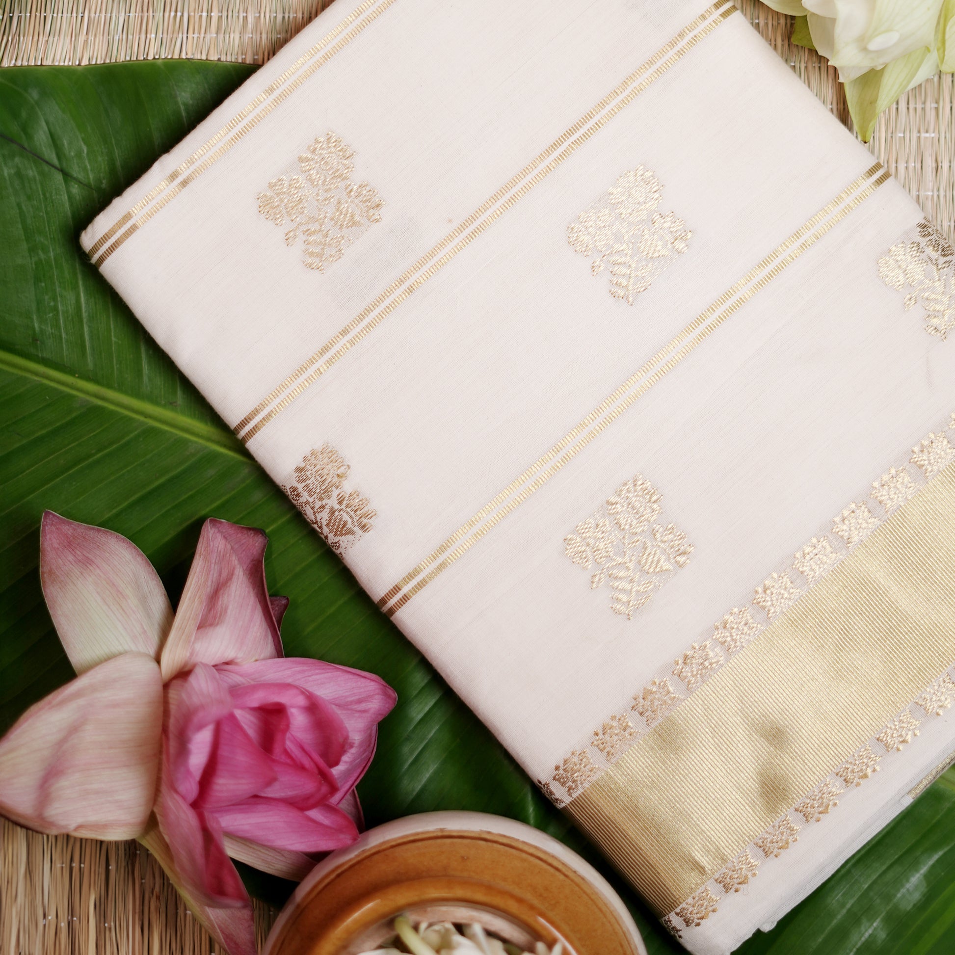 Shop Elegant White Kerala Kasavu Saree with Zari Flower Motif 