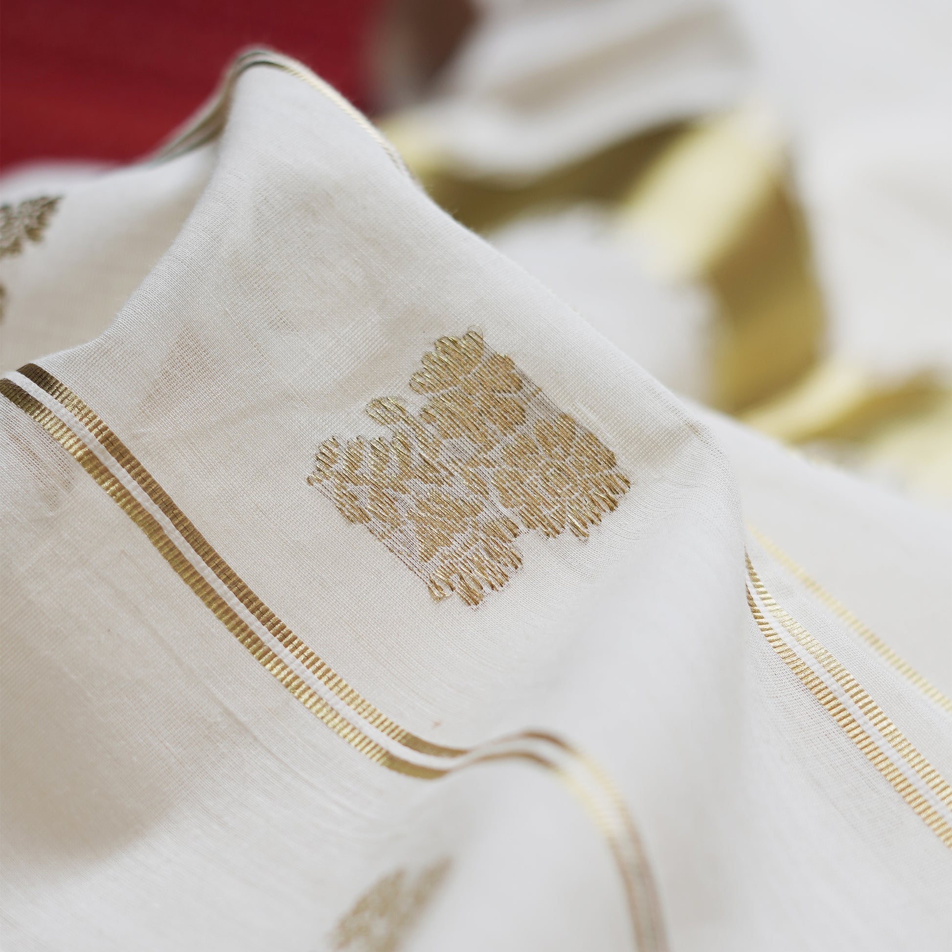 Shop Elegant White Kerala Kasavu Saree with Zari Flower Motif 