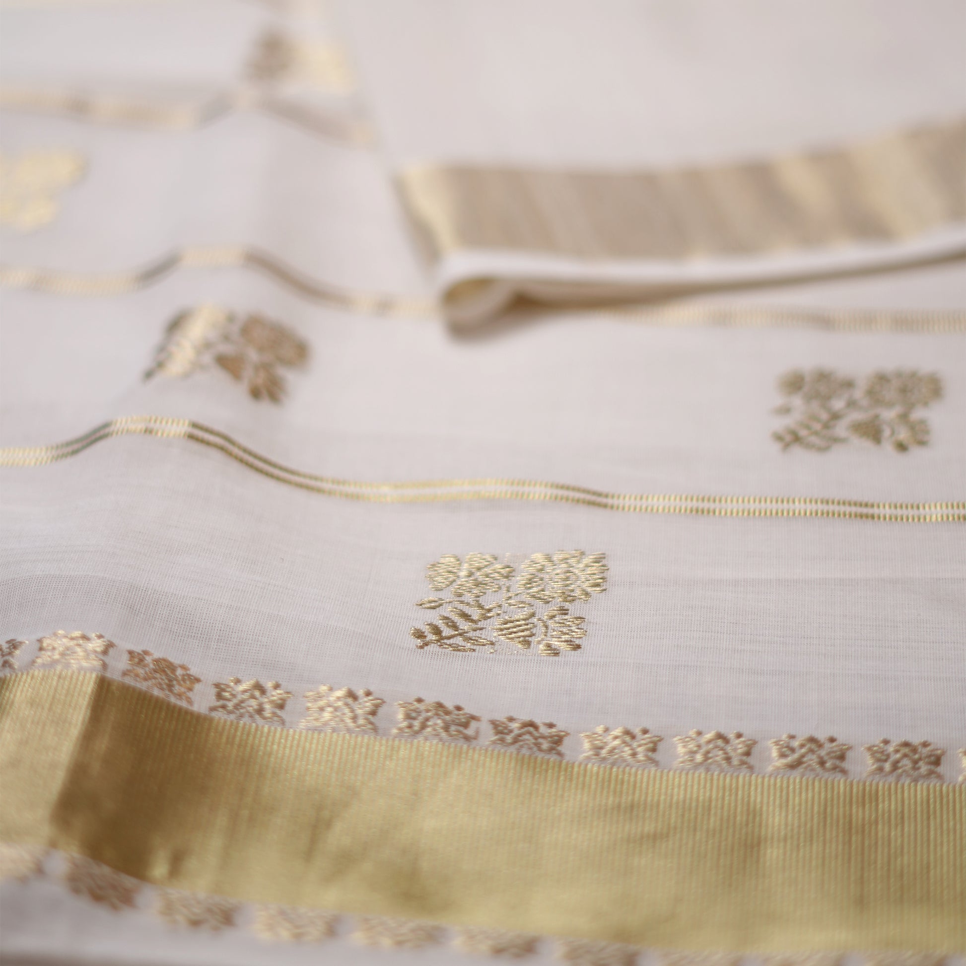 Shop Elegant White Kerala Kasavu Saree with Zari Flower Motif 