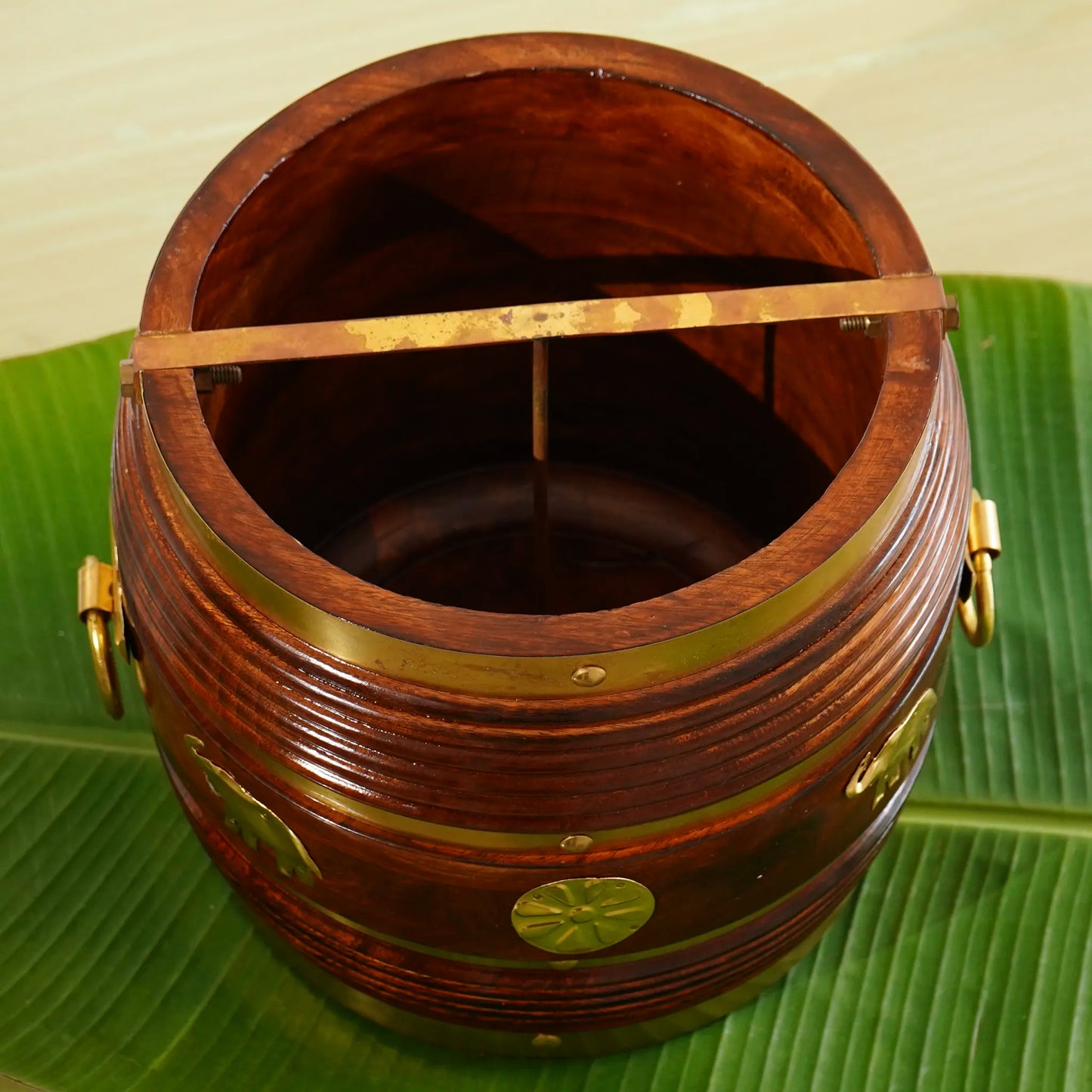 Para is a traditional rice holder deeply rooted in Kerala's culture, especially during the Onam festival