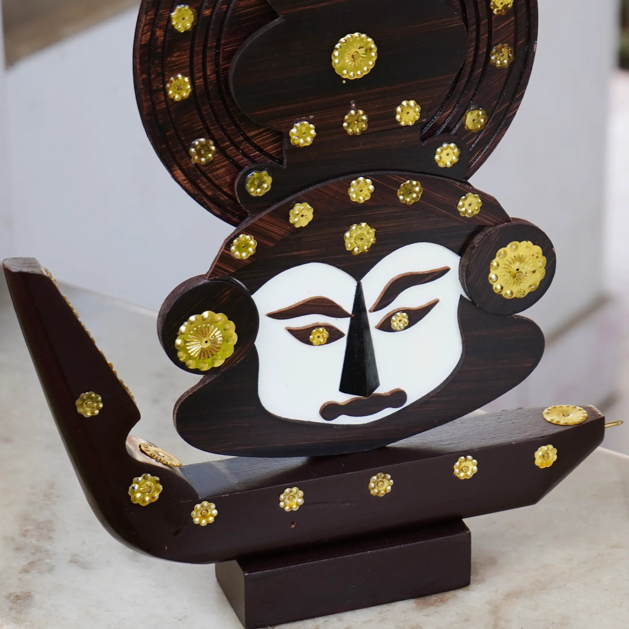 wooden boat with a Kathakali head Side 